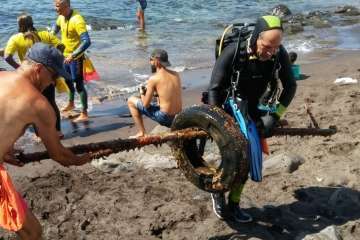 Nueva limpieza de los fondos marinos de Tufia (Foto TA)